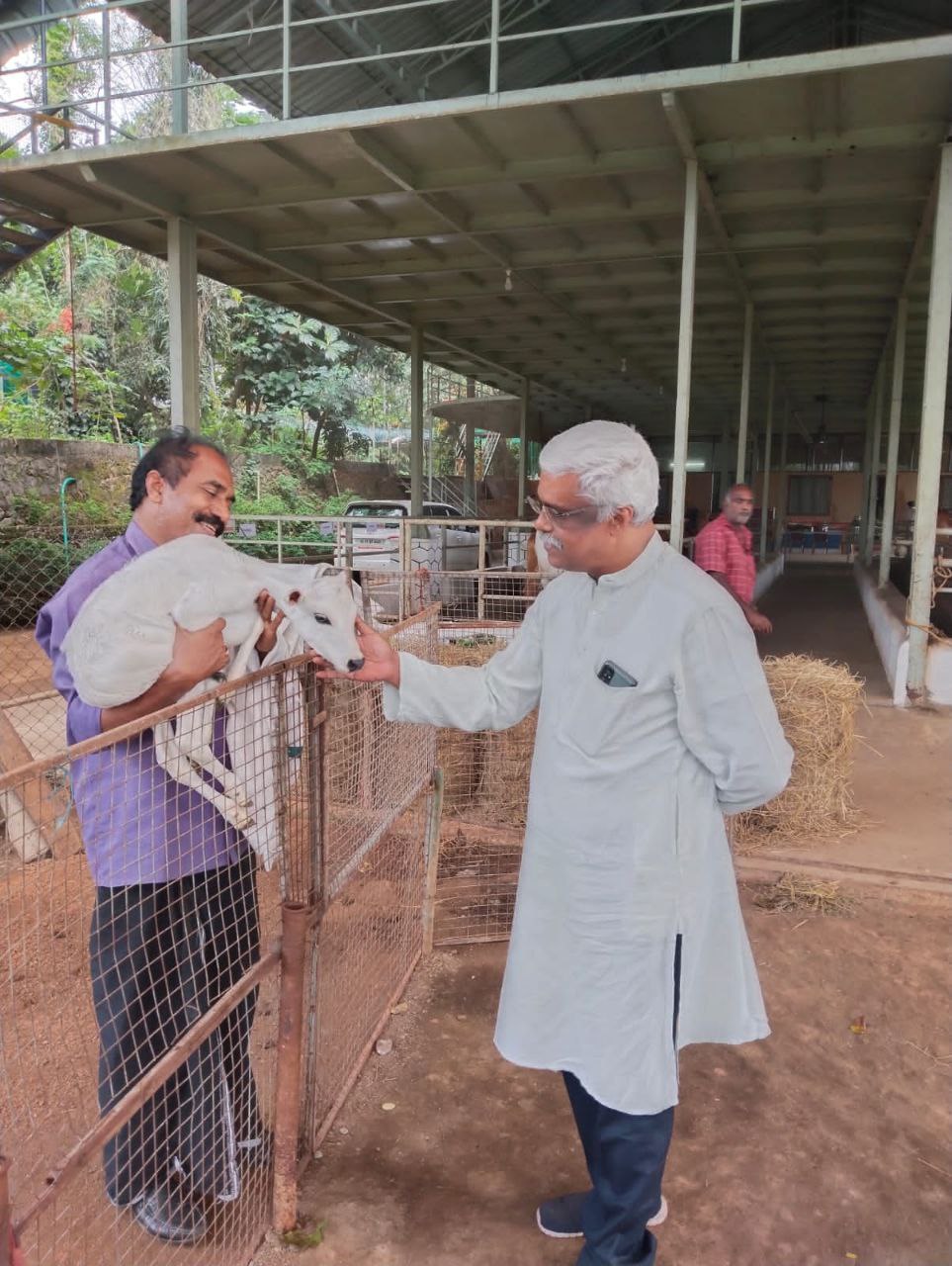 അമൃതധാര ഗോശാല സന്ദര്‍ശിച്ച് ശിവശങ്കര്‍